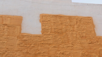 Rastro de edificio cubierto de espuma aislante dorada en pared medianera