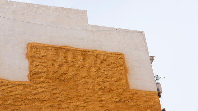 Rastro de edificio cubierto de espuma aislante dorada en pared medianera