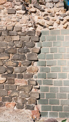 Muro histórico con mezcla de piedras, bloques y ladrillos