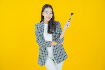 Fototapeta na wymiar Portrait beautiful young asian woman with make up brush cosmetic