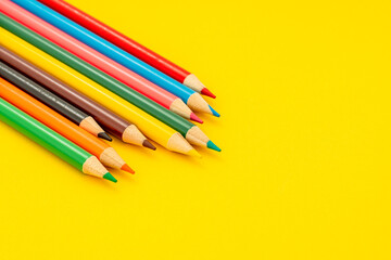 色とりどりの色鉛筆
