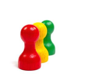 Drei bunte Holzkegel vor weißem Hintergrund