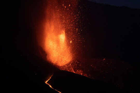 Erupci&oacute;n del volc&aacute;n Cumbre Vieja en la isla de La Palma, Canarias.