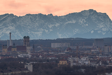 Die Münchner Frauenkirche in der Alpkulisse