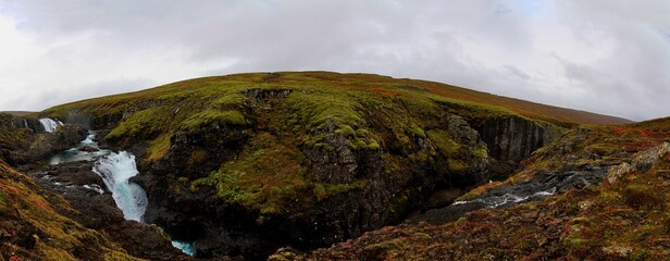 Canyon mit Wasserfall im Hochland von Island zwischen Egilsstaðir und Breiðdalsvík
