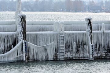 Konstanz am Bodensee, Eis an der Hafenmauer