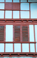 fachada de casa con ventanas rojas en ainhoa pueblo vasco francés francia 4M0A8664as22