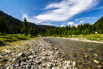 Fluss in den Karpaten