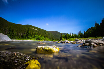 Fluss in den Karpaten