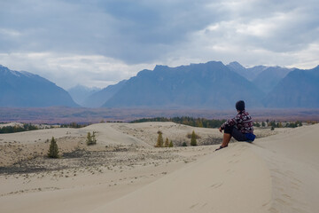 Fototapeta premium Traveler in the Chara desert