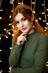 Hübsche junge Frau mit vielen Lampen im Hintergrund