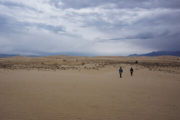 Fototapeta na wymiar Hikers in the Chara Desert