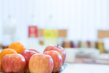 冬の家のリビングのテーブルの上にあるリンゴの様子