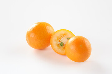 金柑を白背景で