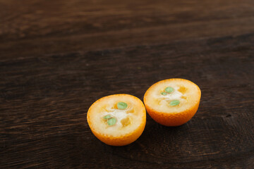 金柑を木目テーブルで