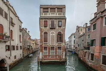 Fototapeta na wymiar View of the palace between two canals in Venice