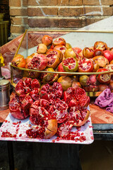 Preparing pomegranates for juice