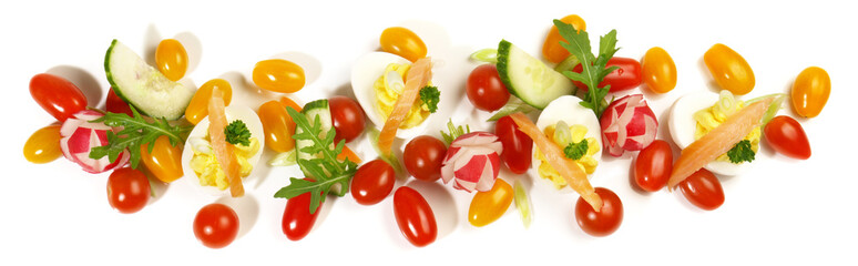 Gefüllte Eier mit Lachs, Kirschtomaten und Radieschen - Salat und Gemüse Freigestellt. Panorama