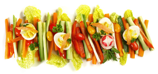 Gefüllte Eier, Kirschtomaten und Radieschen - Salat und Gemüse Streifen Freigestellt. Panorama