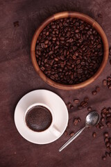 Obraz na płótnie Canvas Brown coffee beans in a wooden cup