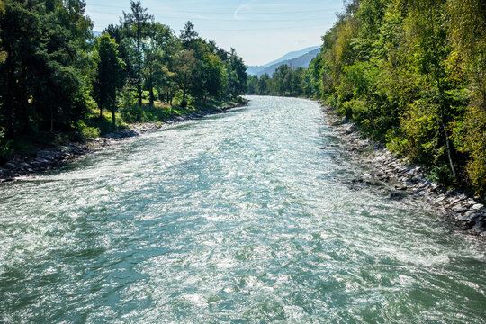 Der Flu&szlig; Eisack in Südtirol