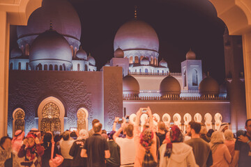 シェイクザーイドモスクと人々のシルエット（アブダビ・UAE）