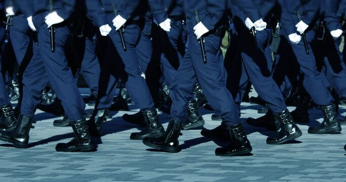 団体で行進の練習をする警察官
