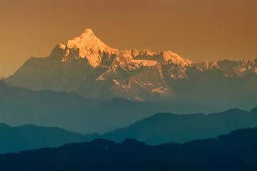 Photo sur Plexiglas Kangchenjunga Belle première lumière du lever du soleil sur le mont Kanchenjungha, chaîne de montagnes de l& 39 Himalaya, Sikkim, Inde. Teinte orange sur les montagnes à l& 39 aube.