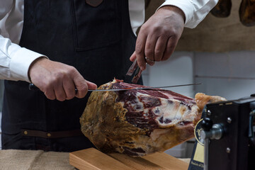 Cortador de jamón Ibérico. Típica comida española. Profesional cortador de jamón Ibérico. 