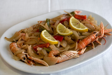 Camarones rojos gambas gourmet de mar salvaje gambas jumbo. gambas asadas fritas en plato con verduras de limón perejil ajo