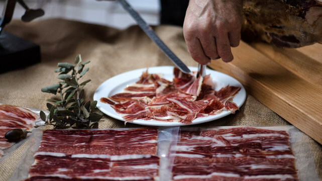 Jam&oacute;n Ib&eacute;rico en lonchas listo para servir. 