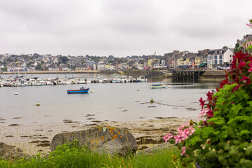 Camaret sur Mer en bretagne, bateaux sur l'eau avec vue sur la ville