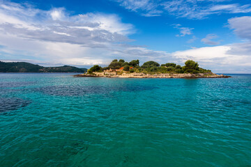 Fototapeta premium A tiny island with a single house, set in a beautiful turquoise sea: Otok Gubeša, Uvala Gradina, Korčula, Dubrovnik-Neretva, Croatia