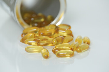 Capsula de omega 6 e 3 na cor transparente amarela.
