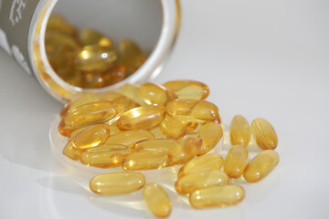 Capsula de omega 6 e 3 na cor transparente amarela.
