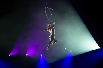 performances of artists under the dome of the circus © Andrey