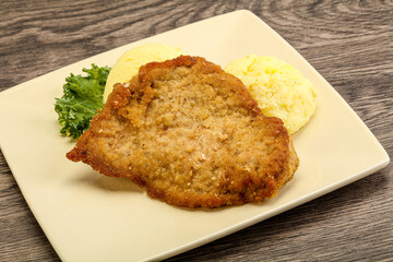 Crispy chicken schnitzel with mashed potato