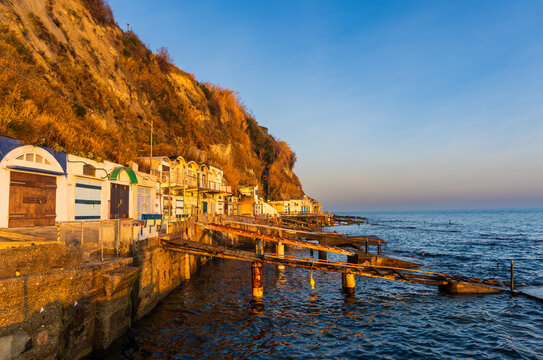 Le grotte del passetto all'alba, nelle Marche, in Italia. Viaggiare. Vacanze. Mare. Inverno. Paesaggio.
