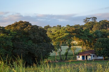 Casa simples da roça em um cenário rural do interior paulista