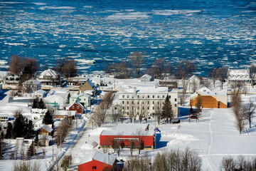 Maisons et fermes sur le bord du St-Laurent, Quebec Canada