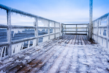 Obraz premium Icicles hanging on footbridge - frost, winter concept