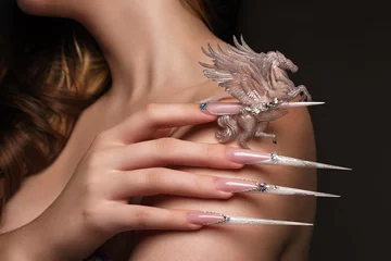 Foto op Canvas Creatief ontwerp van nagels op vrouwelijke handen. Kunst manicure. © Kobrinphoto