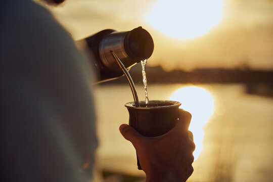 Tomando Mate Argentino a la orilla del rio.