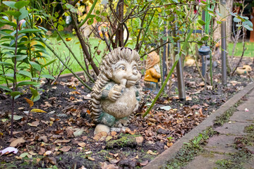 Igel raucht im garten 
