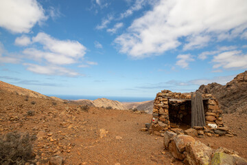 Wind-/Unwetterschutzhütte auf einer Bergkuppe über Fuerteventura