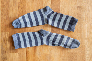 blau gestreifte Socken Flatlay auf Holztextur