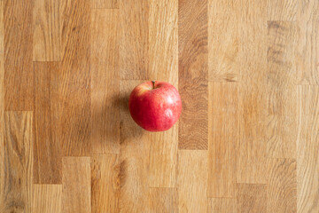 Apfel Flatlay auf Holztextur