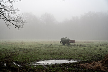 Wiese im Nebel, Wassertank auf einer Wiese im Nebel, Pferdeweise im Nebel, Herbstnebel auf dem Land, Stille, hohe Luftfeutigkeit