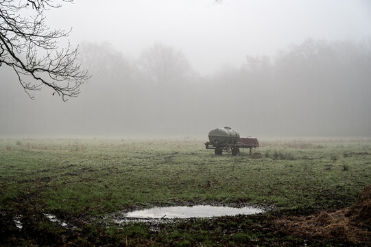 Wiese im Nebel, Wassertank auf einer Wiese im Nebel, Pferdeweise im Nebel, Herbstnebel auf dem Land, Stille, hohe Luftfeutigkeit