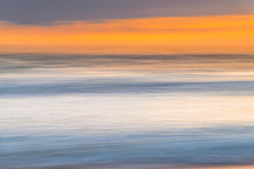 Fototapeta premium A panning abstract sunrise at the seaside